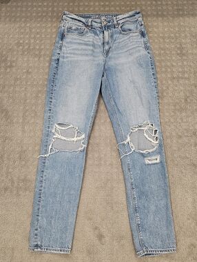 American Eagle Outfitters Strigid Women’s mom  Jeans Distressed Size 6